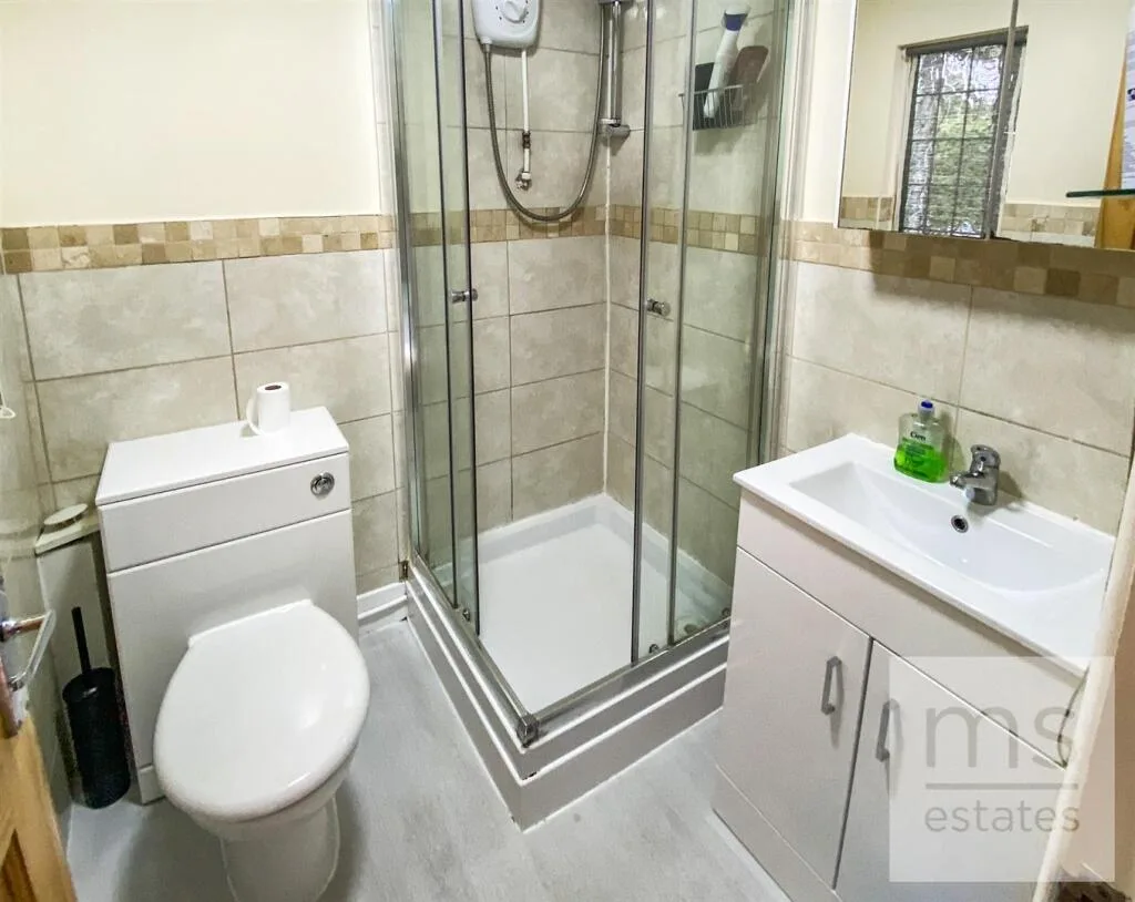 5 bedroom semi-detached house for rent