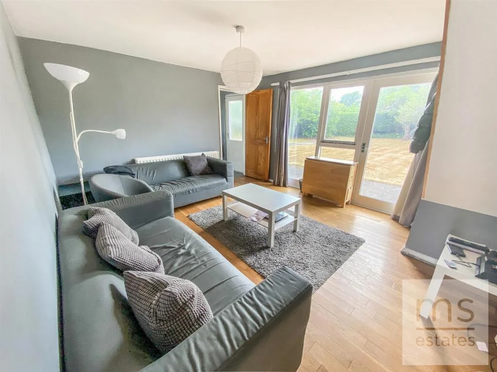 5 bedroom semi-detached house for rent