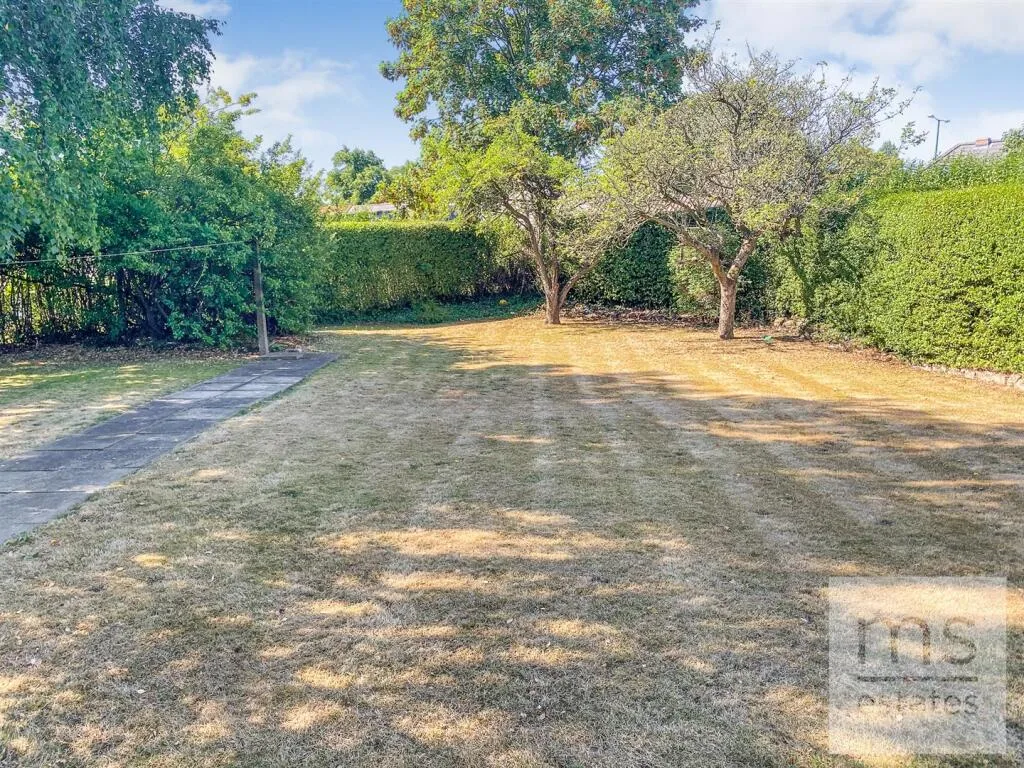 5 bedroom semi-detached house for rent