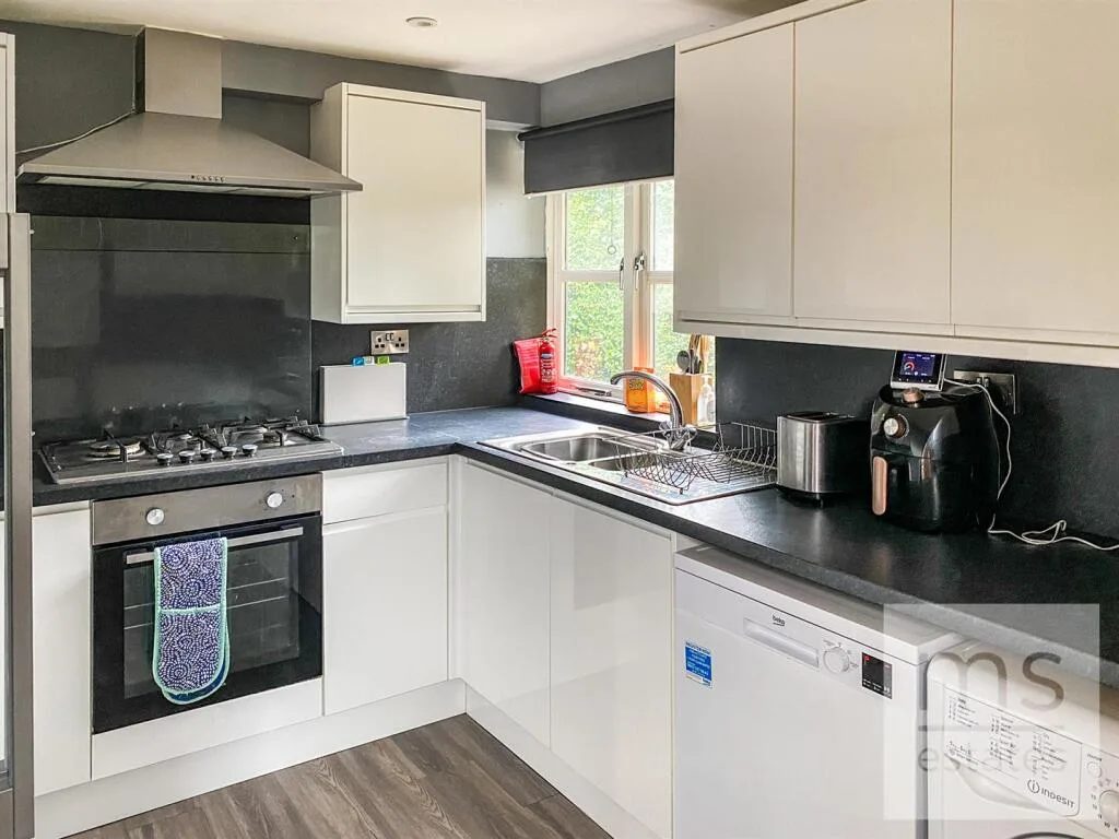 5 bedroom semi-detached house for rent