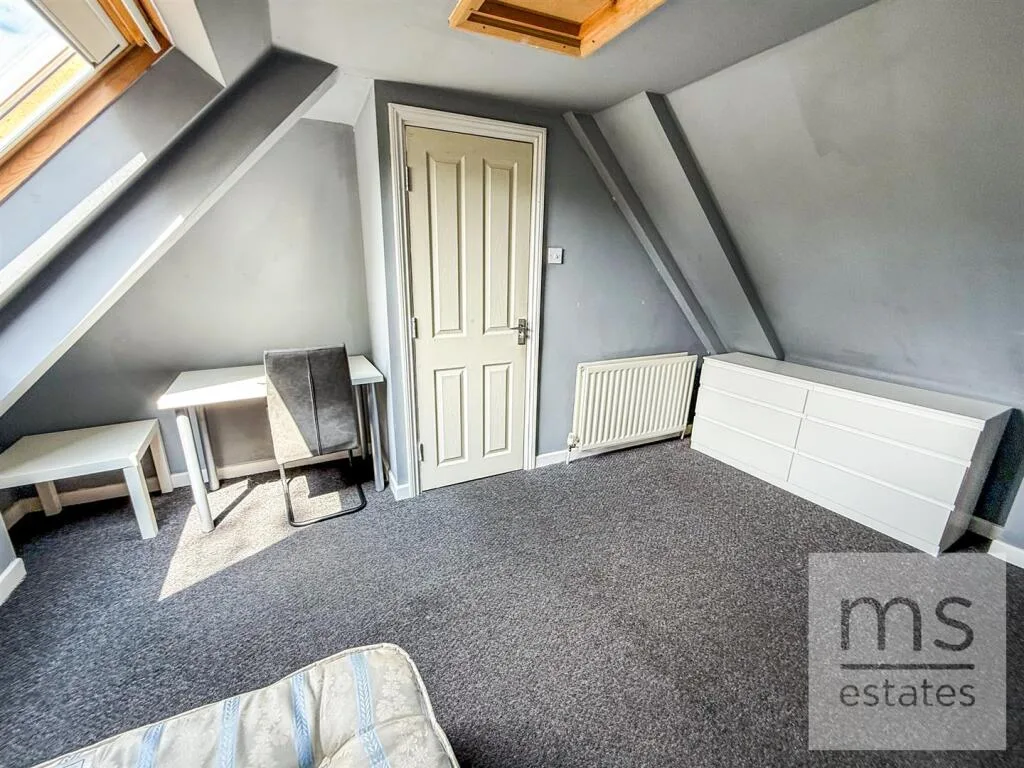 5 bedroom semi-detached house for rent