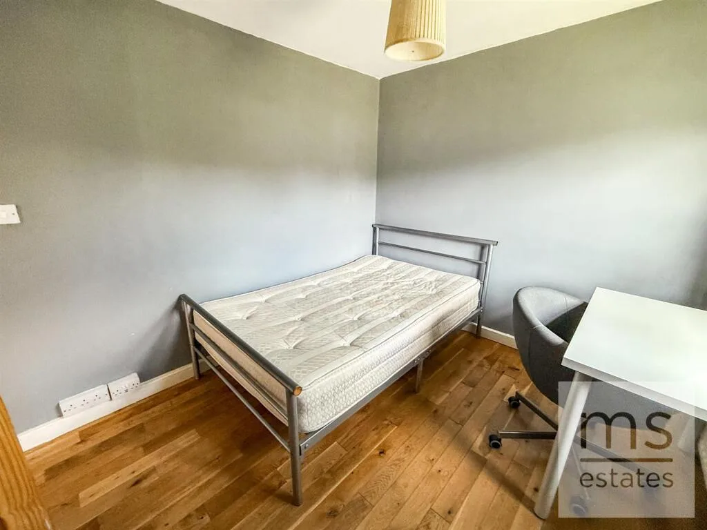 5 bedroom semi-detached house for rent