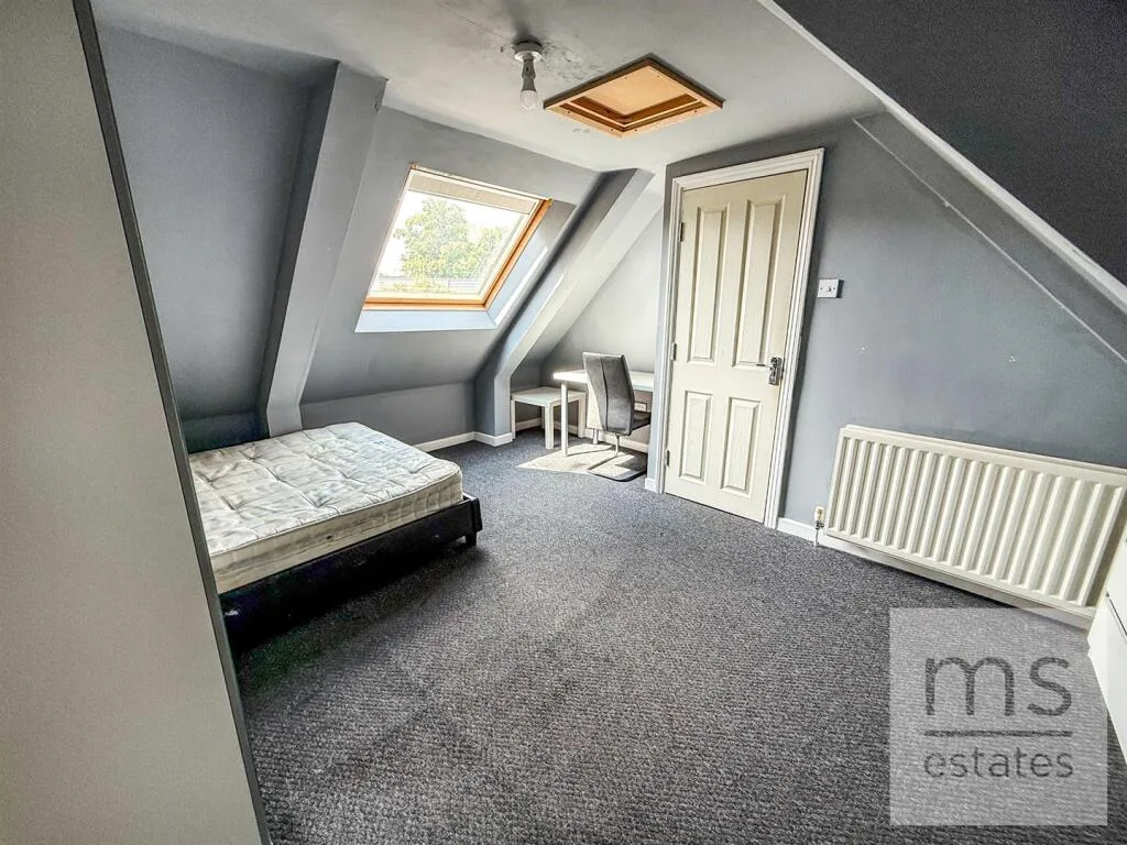5 bedroom semi-detached house for rent