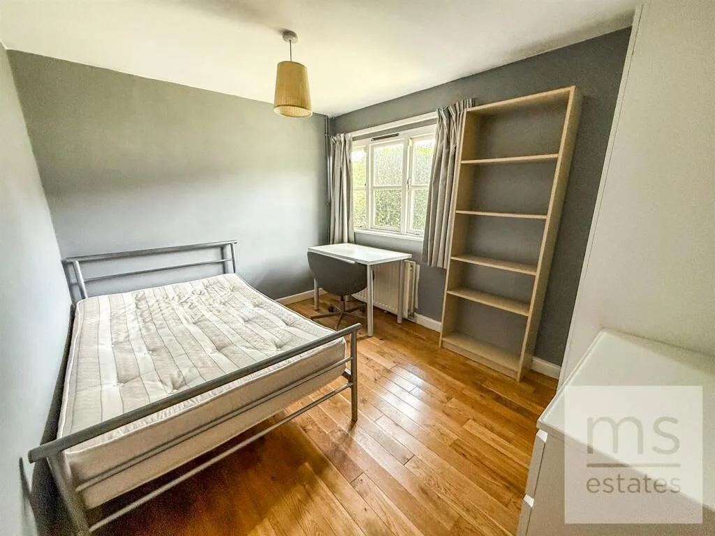 5 bedroom semi-detached house for rent