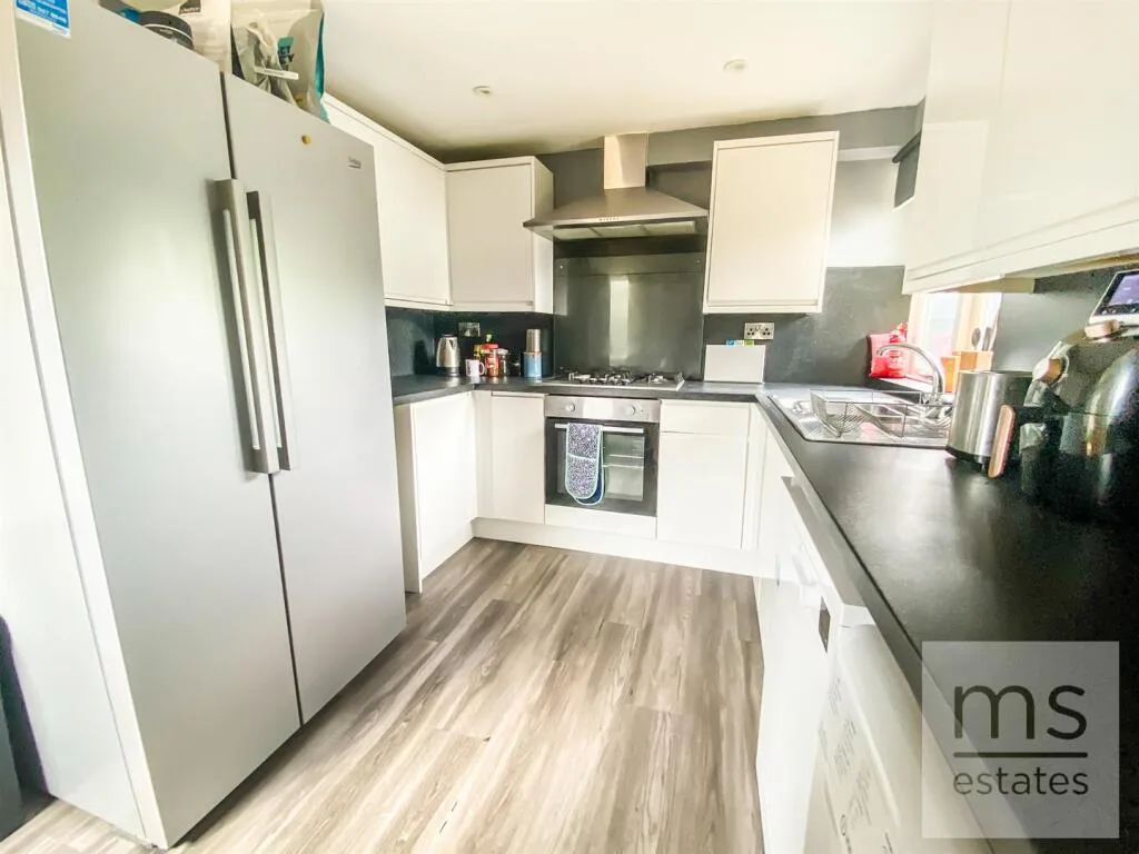 5 bedroom semi-detached house for rent