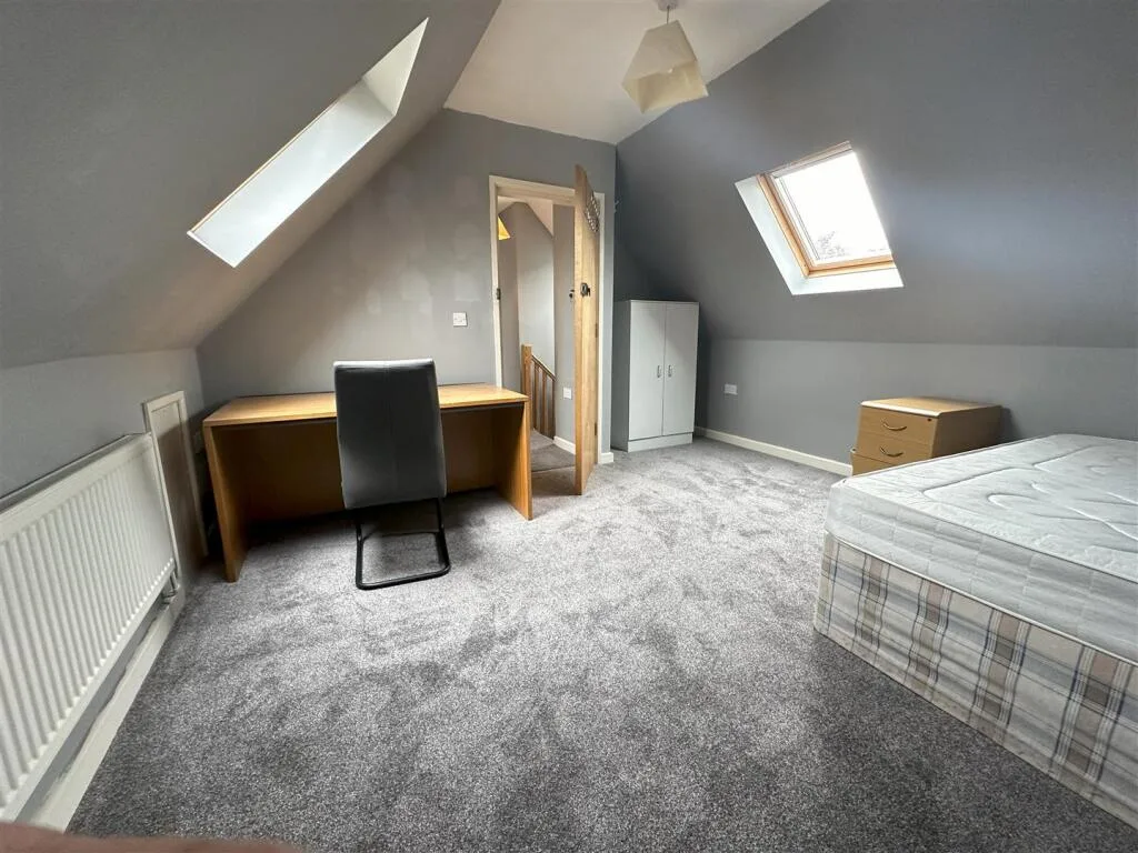 5 bedroom semi-detached house for rent
