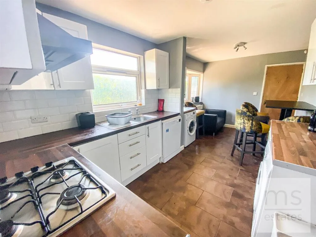 5 bedroom semi-detached house for rent