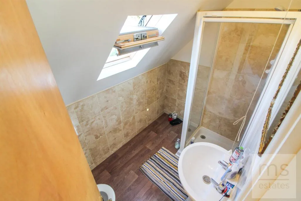 5 bedroom semi-detached house for rent