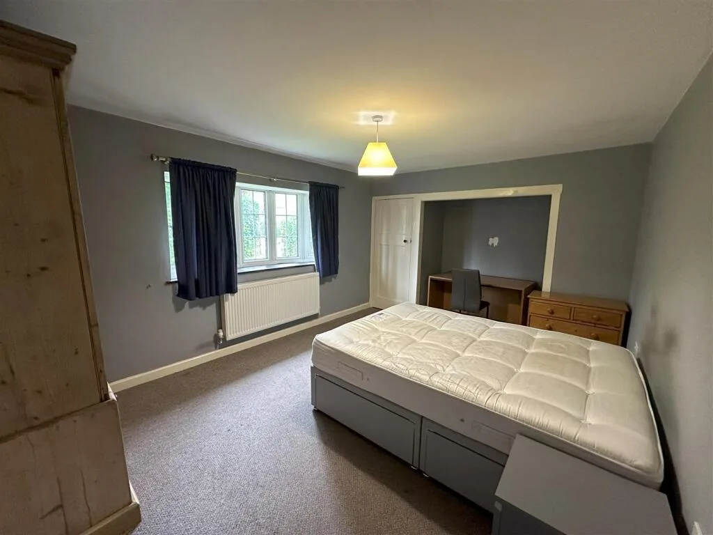 5 bedroom semi-detached house for rent