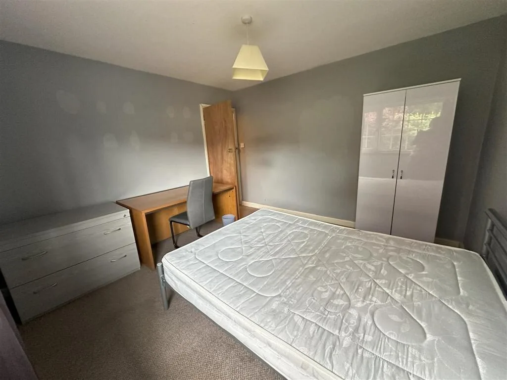 5 bedroom semi-detached house for rent