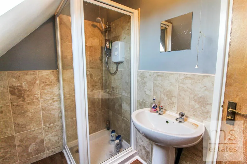 5 bedroom semi-detached house for rent