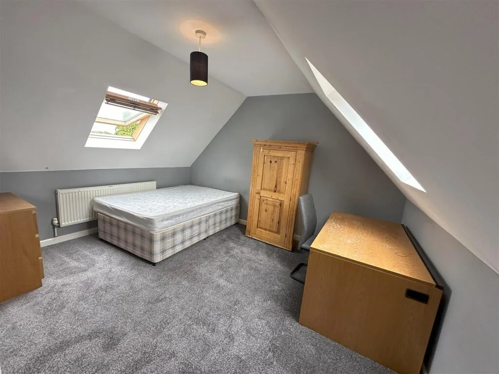 5 bedroom semi-detached house for rent