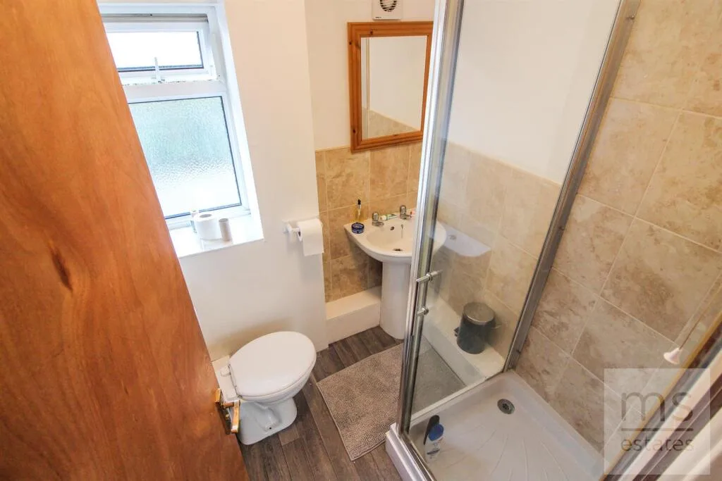 5 bedroom semi-detached house for rent