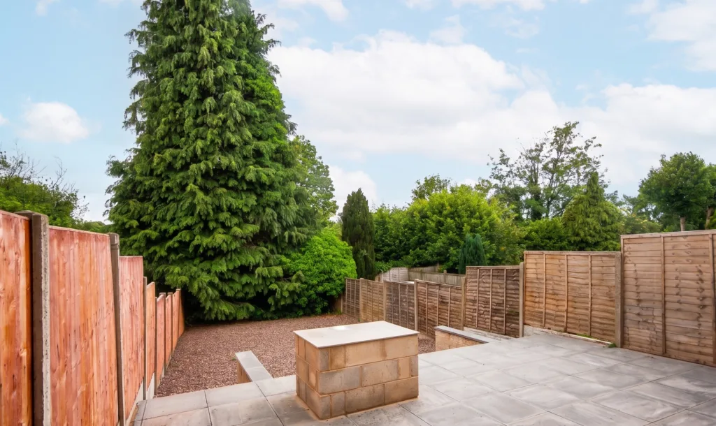 4 bedroom end of terrace house for rent
