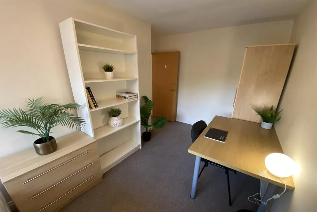 6 bedroom terraced house for rent