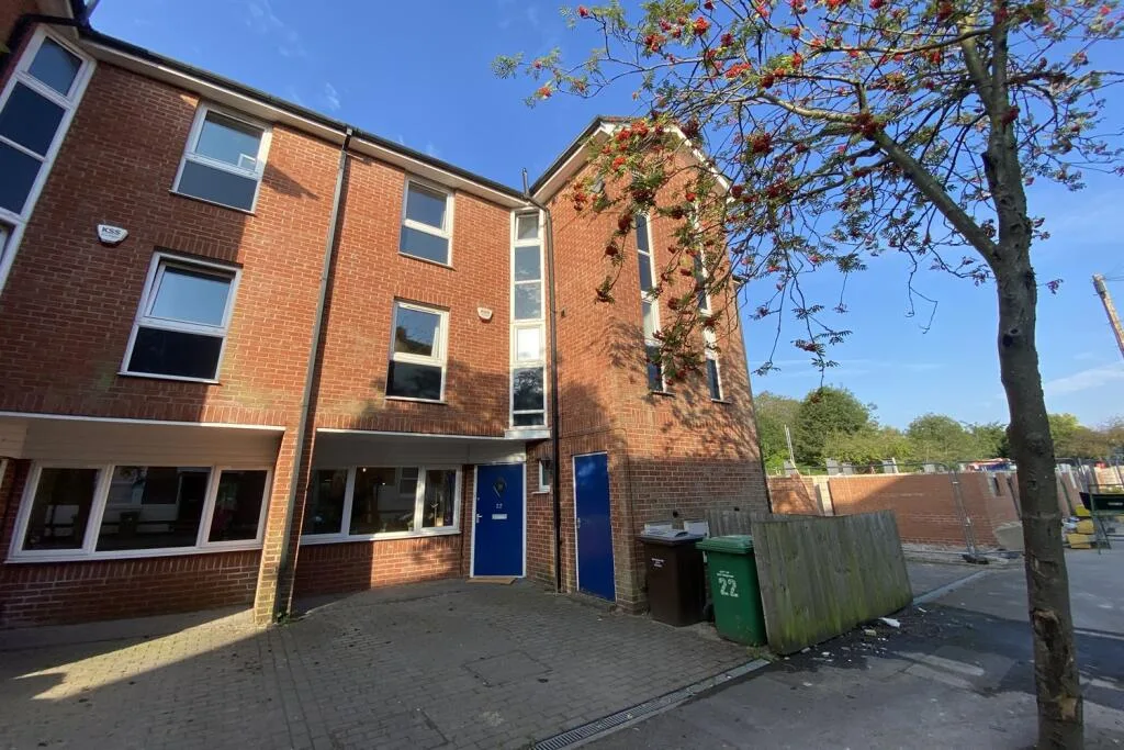 6 bedroom terraced house for rent