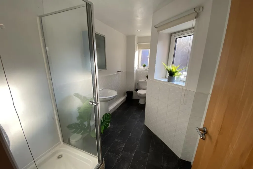 6 bedroom terraced house for rent