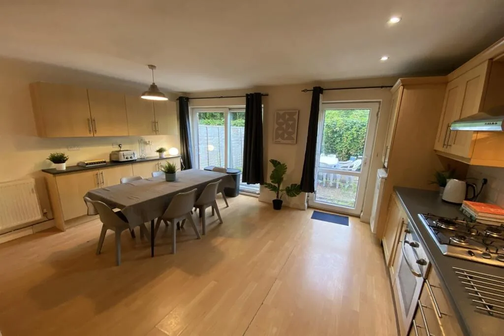 6 bedroom terraced house for rent