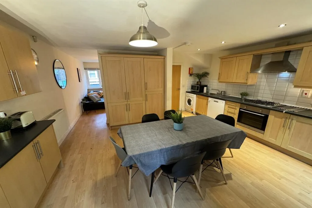 6 bedroom terraced house for rent