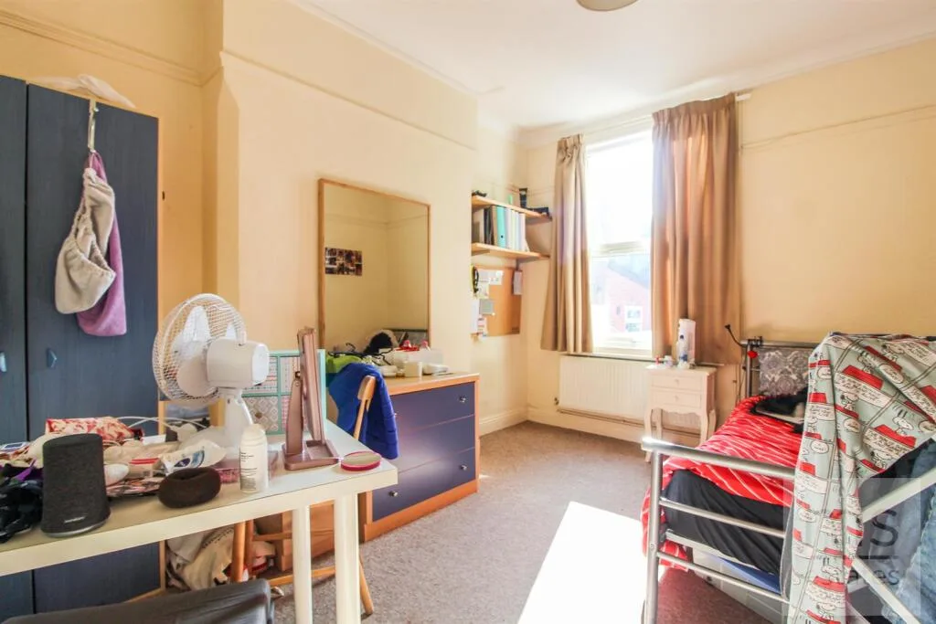 5 bedroom end of terrace house for rent