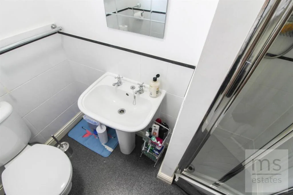 5 bedroom end of terrace house for rent