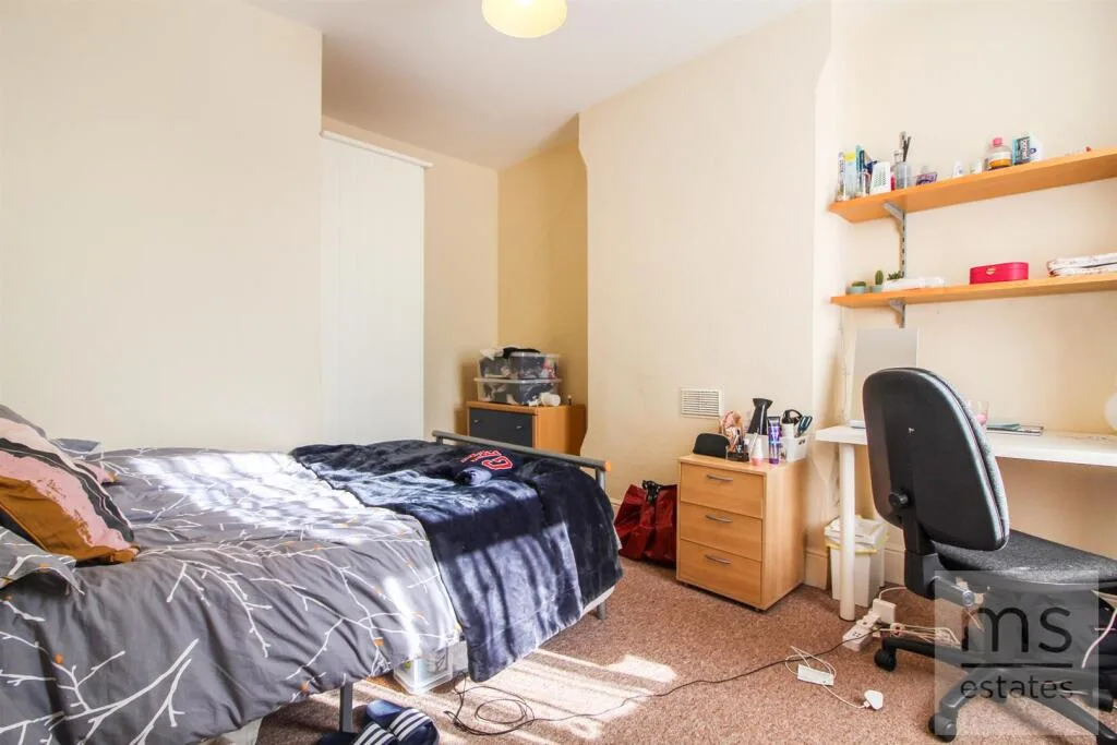 5 bedroom end of terrace house for rent