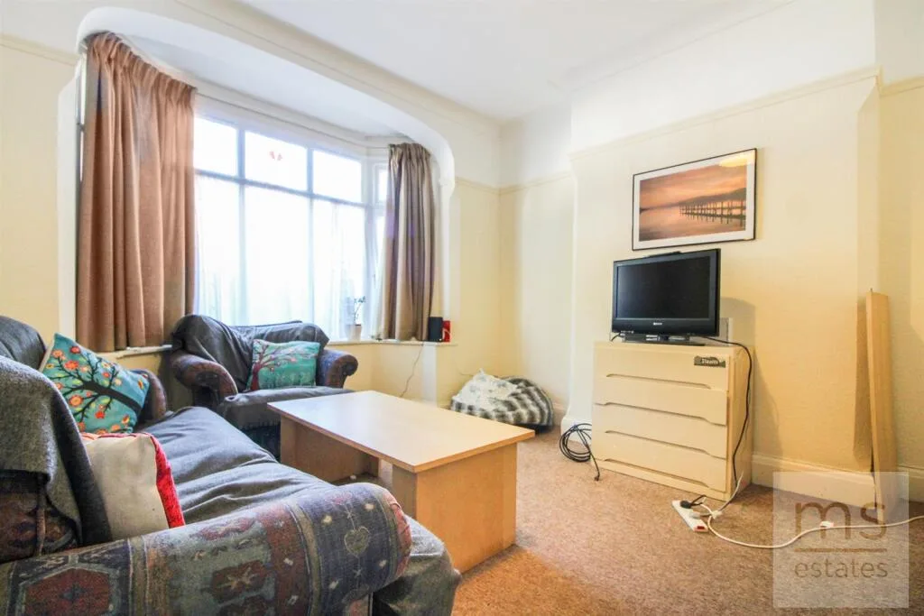 5 bedroom end of terrace house for rent