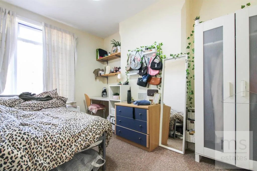 5 bedroom end of terrace house for rent