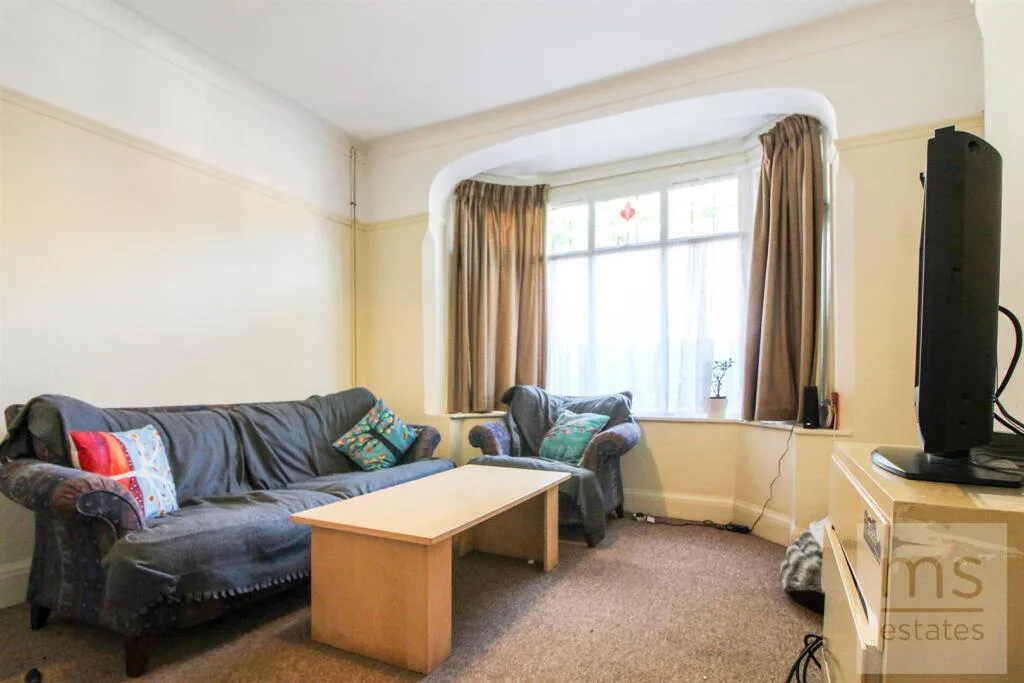 5 bedroom end of terrace house for rent