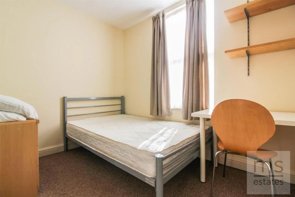 5 bedroom end of terrace house for rent