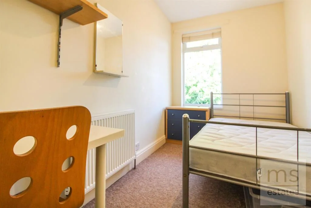 5 bedroom end of terrace house for rent