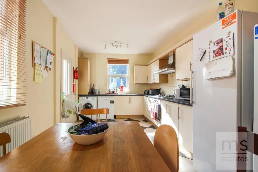 5 bedroom end of terrace house for rent
