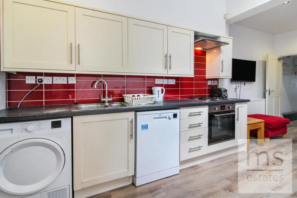 5 bedroom terraced house for rent
