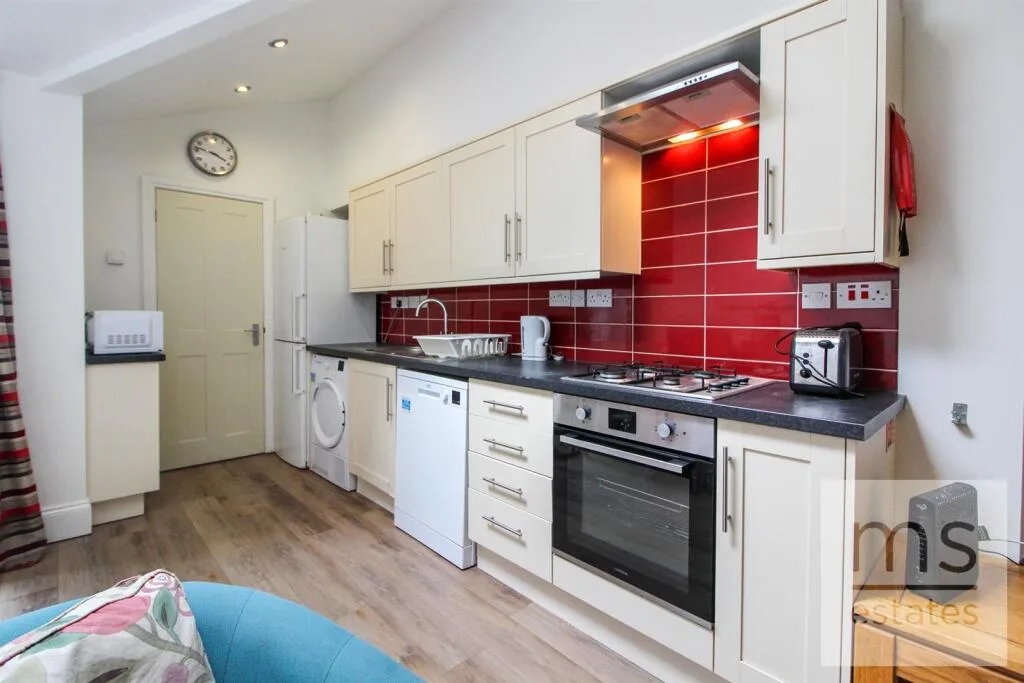 5 bedroom terraced house for rent