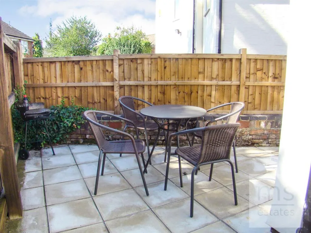 5 bedroom terraced house for rent
