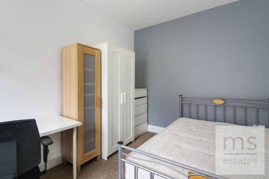 5 bedroom terraced house for rent