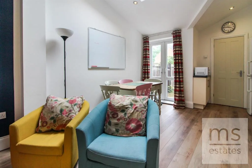 5 bedroom terraced house for rent
