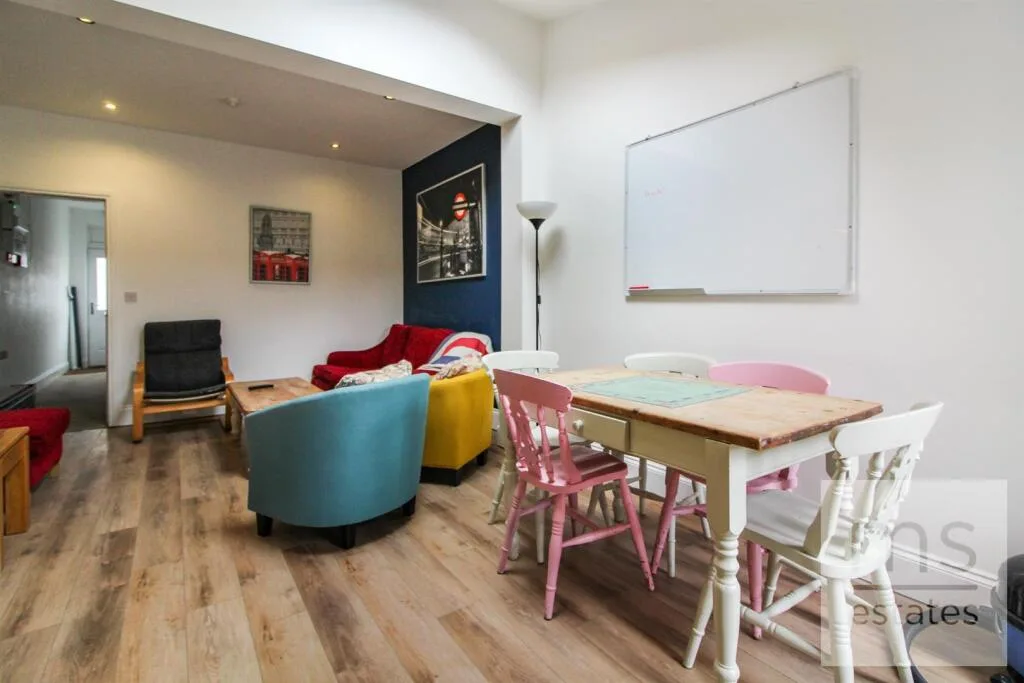5 bedroom terraced house for rent