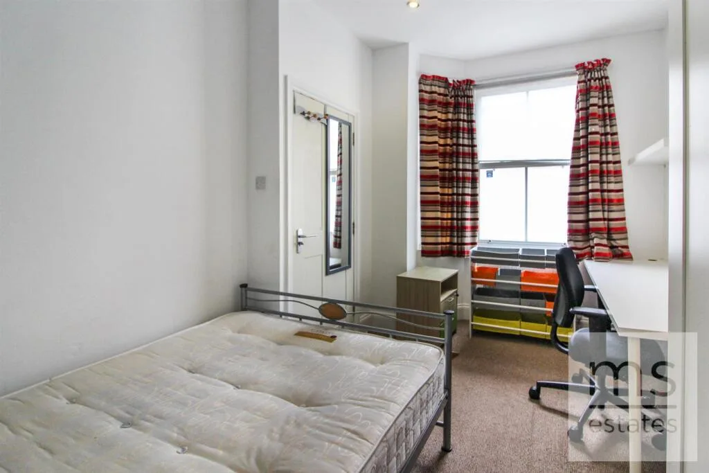 5 bedroom terraced house for rent