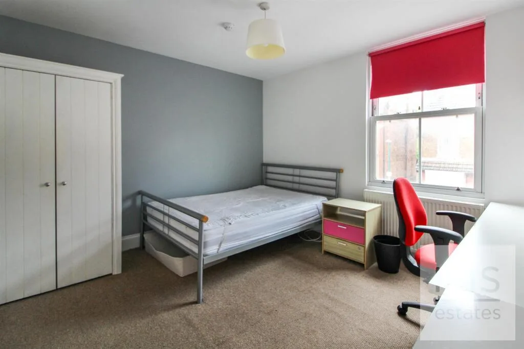 5 bedroom terraced house for rent