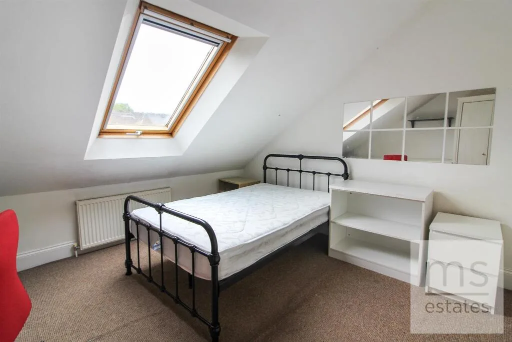 5 bedroom terraced house for rent