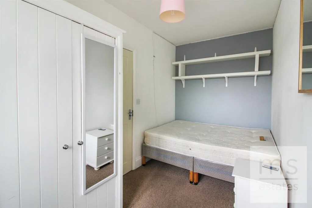 5 bedroom terraced house for rent
