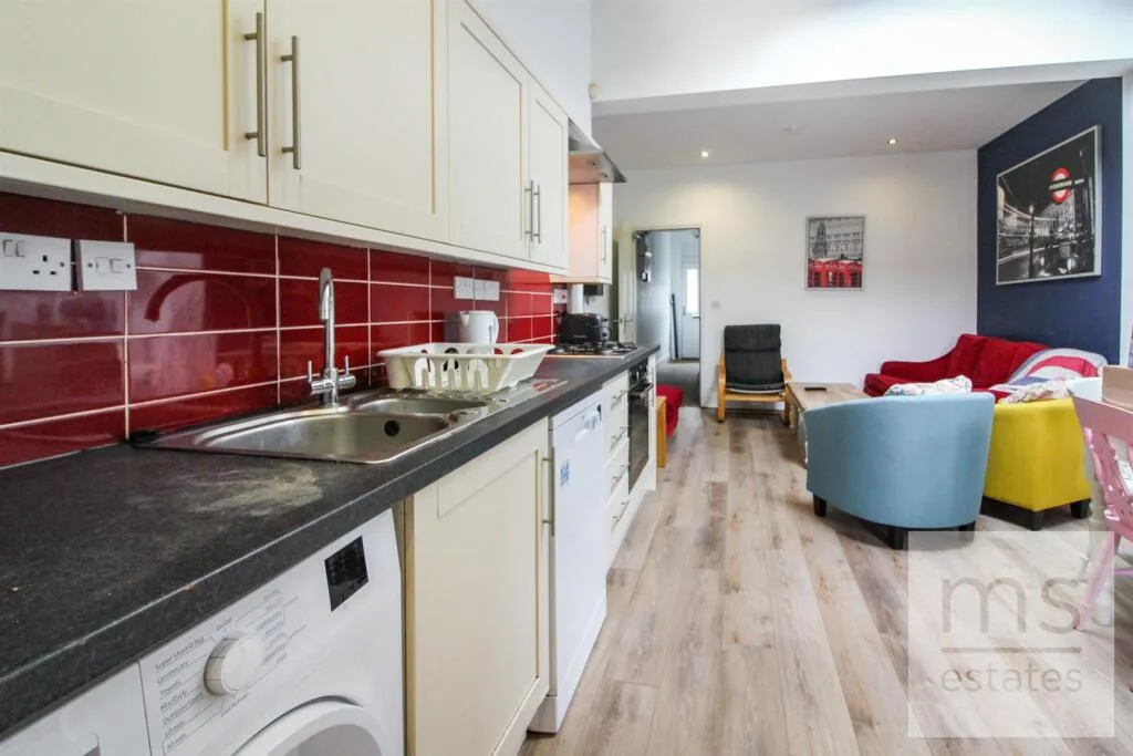 5 bedroom terraced house for rent