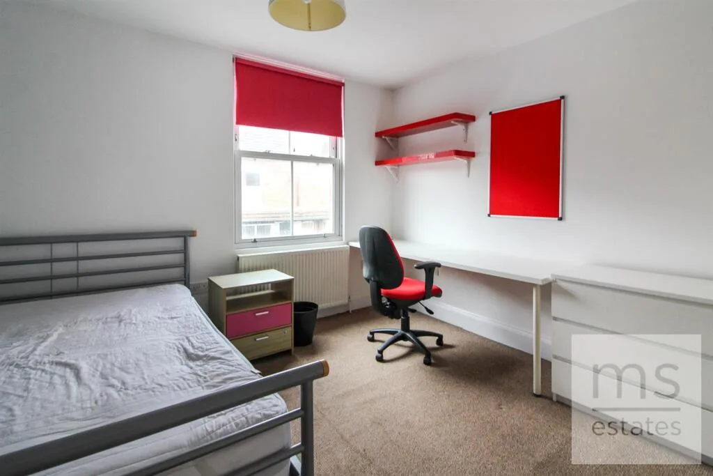 5 bedroom terraced house for rent