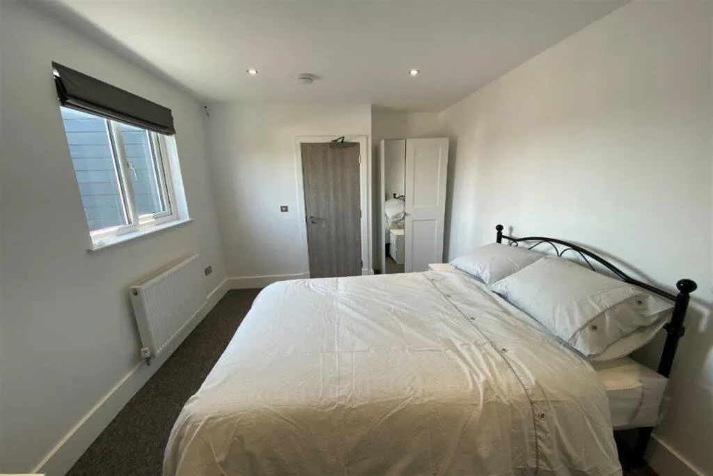 6 bedroom semi-detached house for rent
