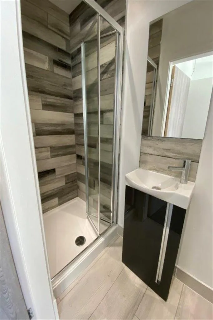 6 bedroom semi-detached house for rent