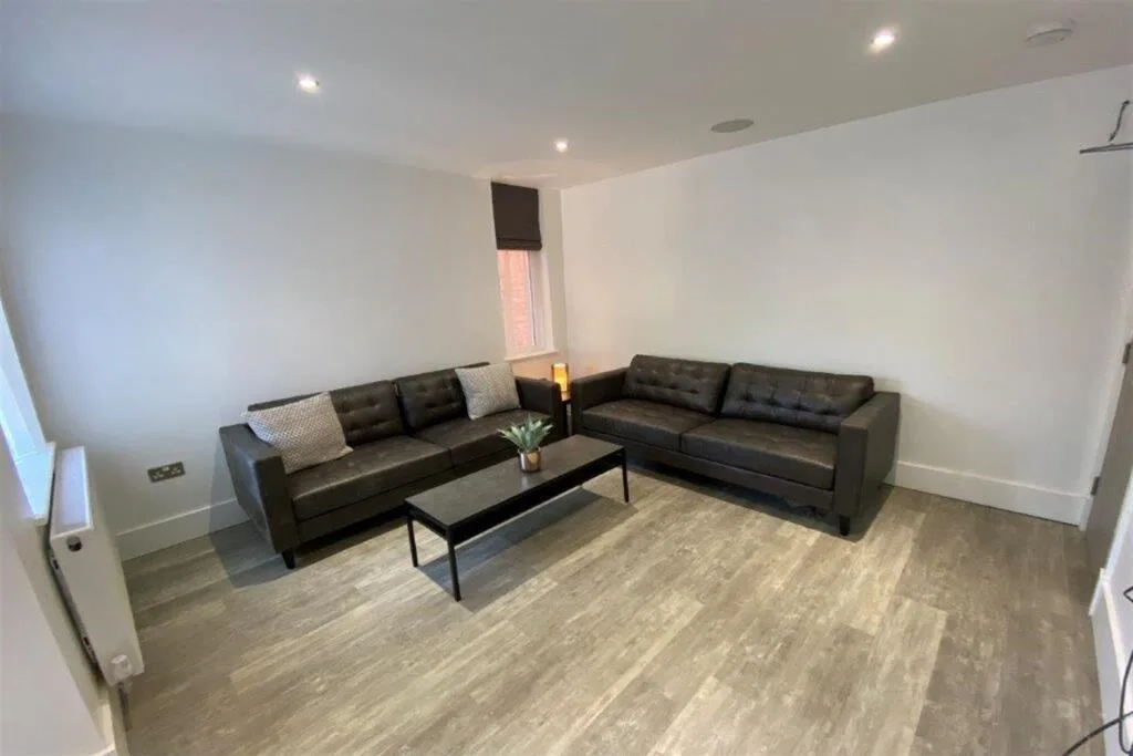 6 bedroom semi-detached house for rent