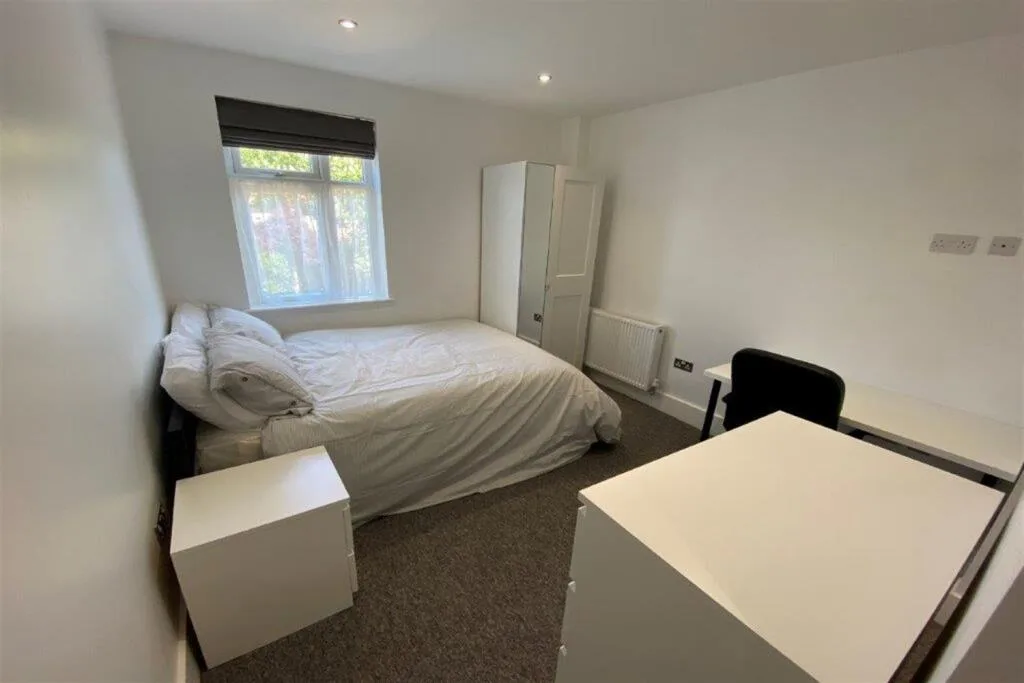 6 bedroom semi-detached house for rent