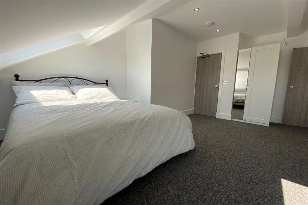 6 bedroom semi-detached house for rent