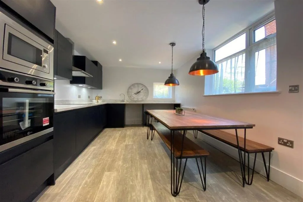 6 bedroom semi-detached house for rent